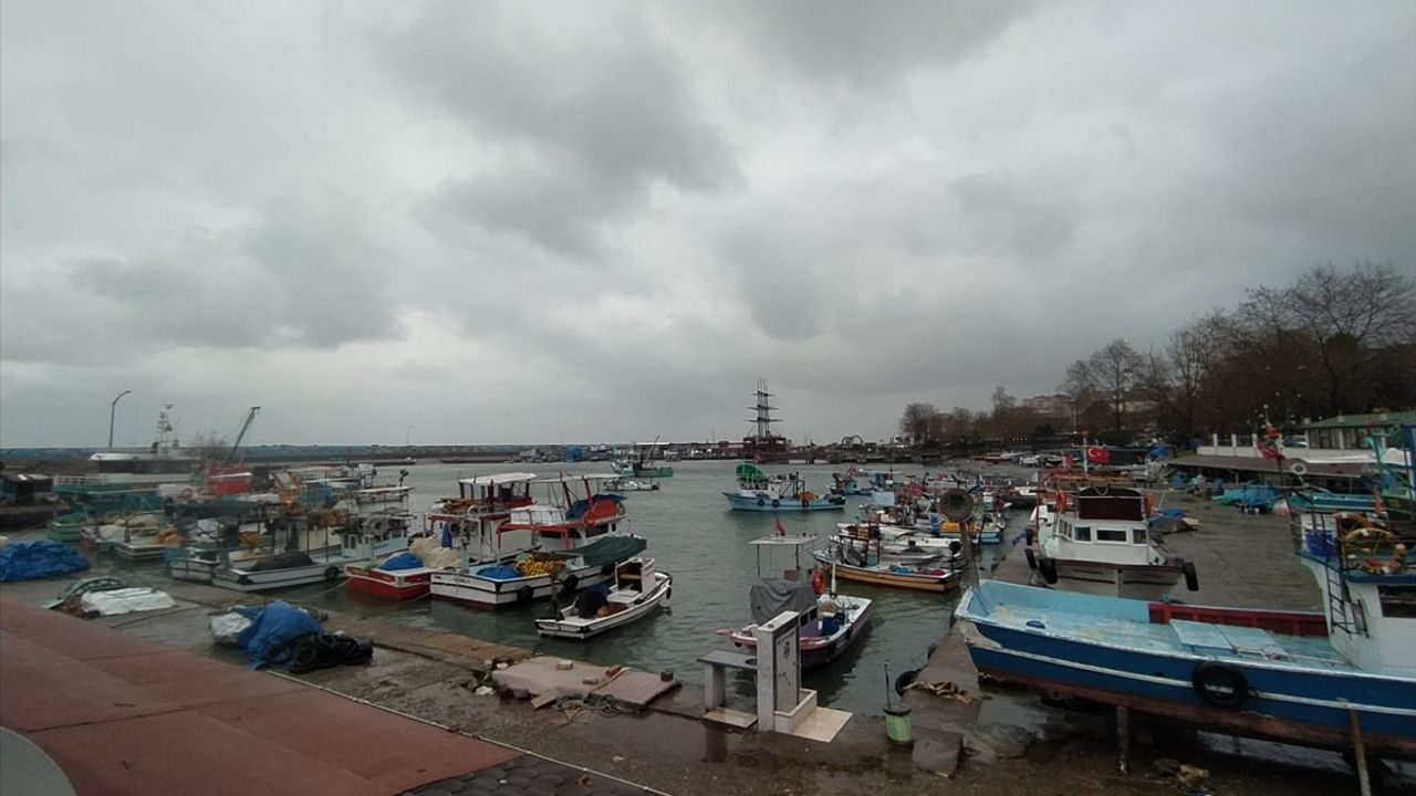 Düzce'de Kuvvetli Rüzgar Dalga Boyunu Yükseltti