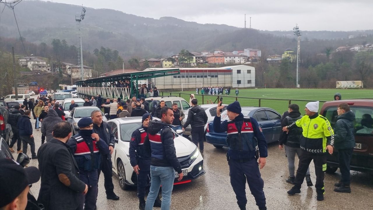 Düzce'de Süper Amatör Lig Maçı Olaylar Nedeniyle Tatil Edildi