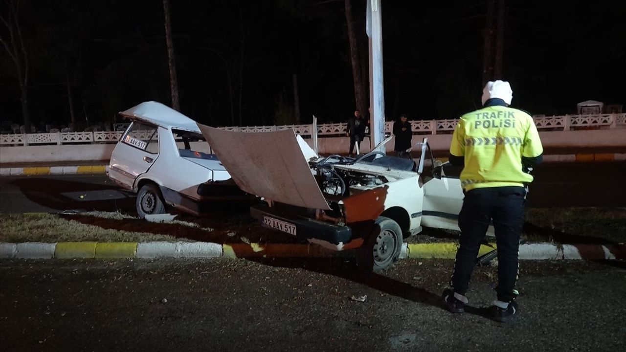 Edirne'de Aydınlatma Direğine Çarpan Otomobilin Sonucu: 1 Ölü, 1 Yaralı