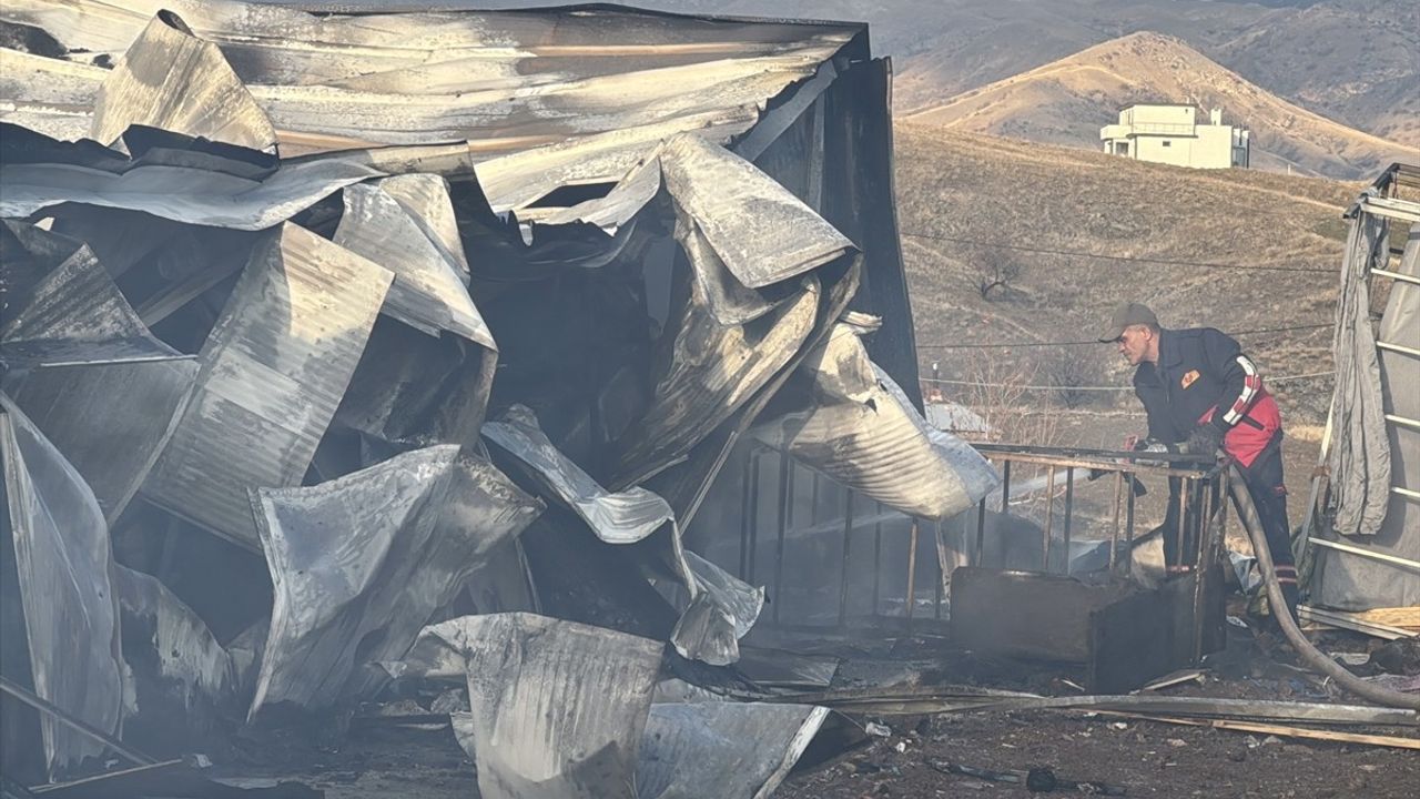 Elazığ'da Konteyner Yangını: 2 Yaralı, 1 Dumandan Etkilendi