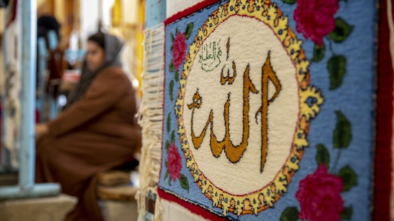 Erbilli Kadınların El Emeği Halıları Turistlerin Gözdesi