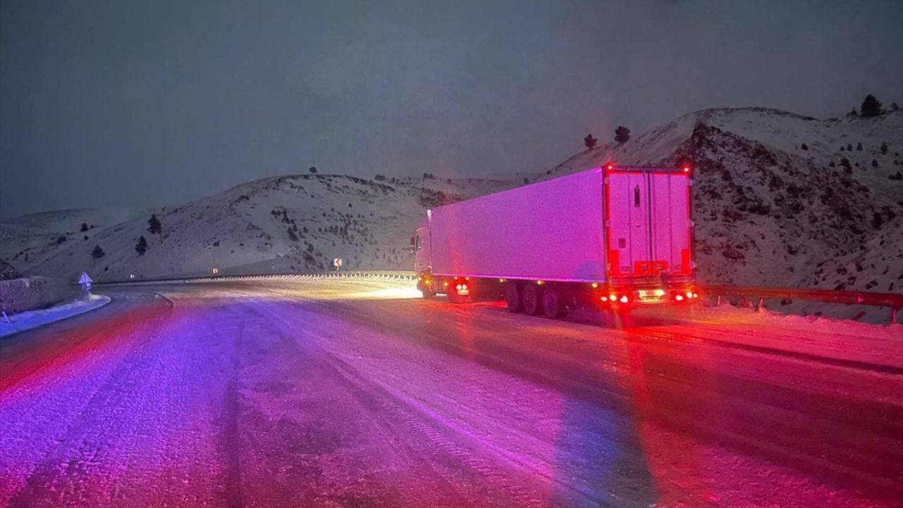 Erzincan'da Yol Durumu: Kar ve Tipi Nedeniyle Sıkıntılar Yaşanıyor