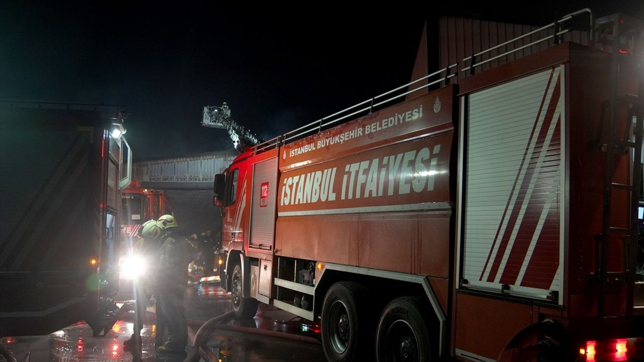 Esenyurt'taki Metal Fabrikasında Yangın Kontrol Altına Alındı