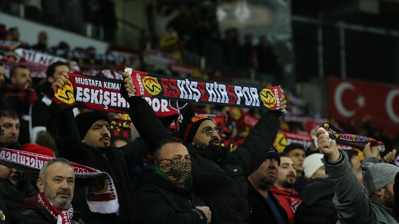 Eskişehirspor Taraftar Rekoru ile Liderliğe Yükseldi