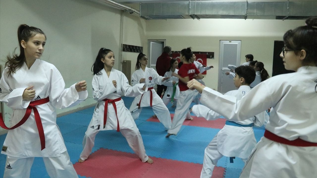 Ezel Ecrin Eren, Boğaziçi Karate Turnuvası'nda Altın Madalya Kazandı