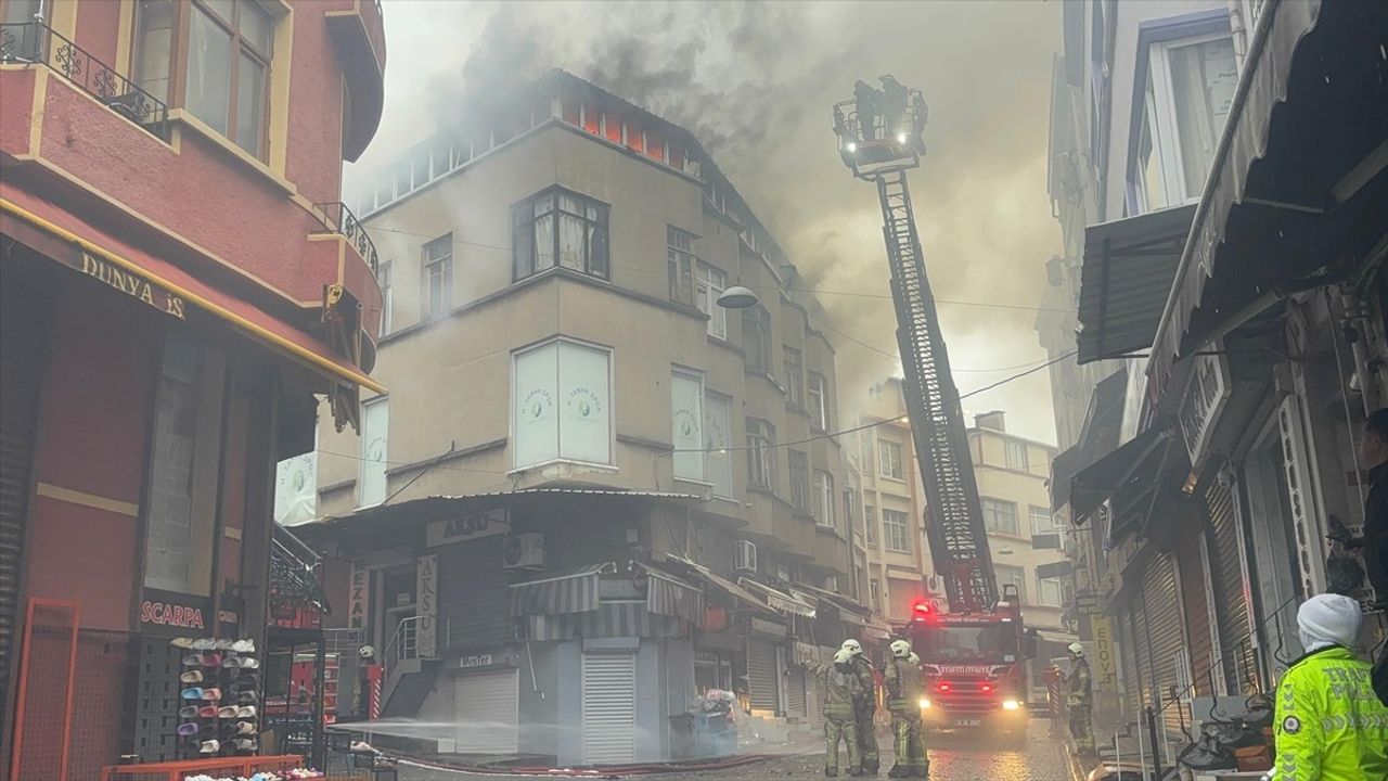 Fatih'te 4 Katlı Binada Yangın Çıktı