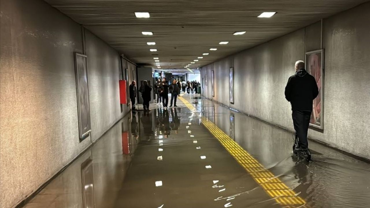Fatih'te Kanalizasyon Su Baskını