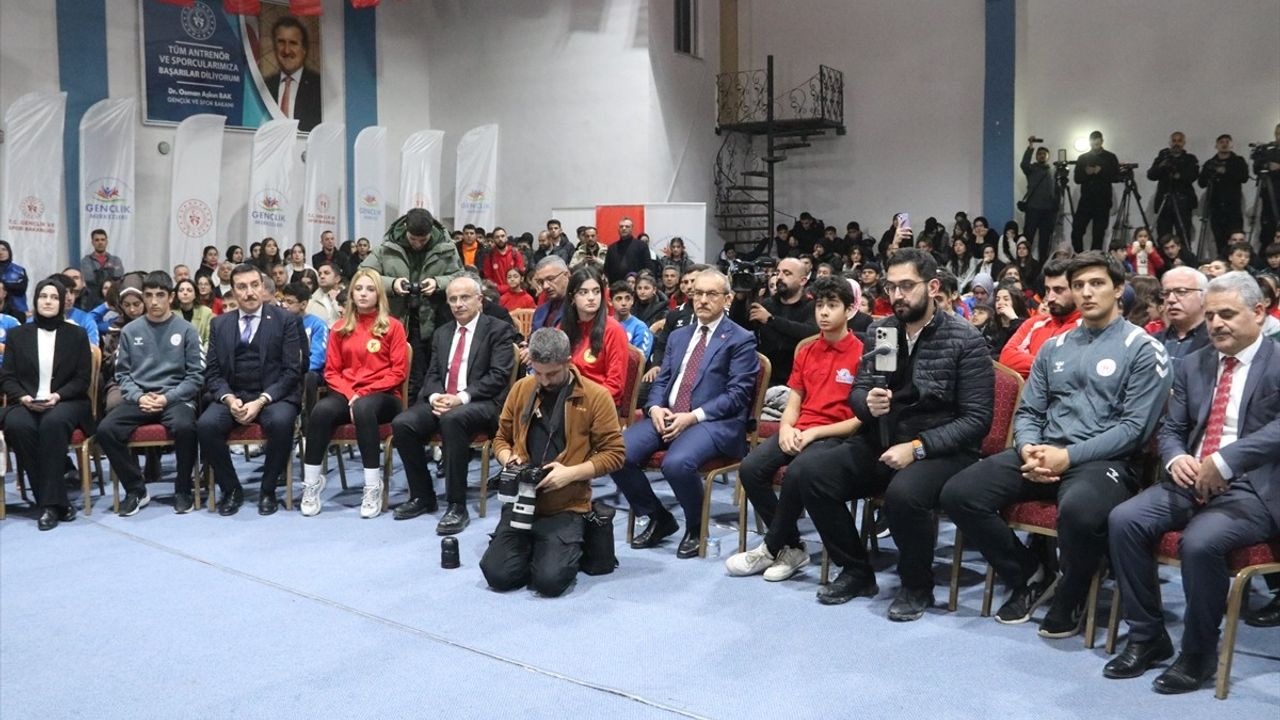 Gençlik ve Spor Bakanı Bak, Malatya'da Sporcularla Buluştu