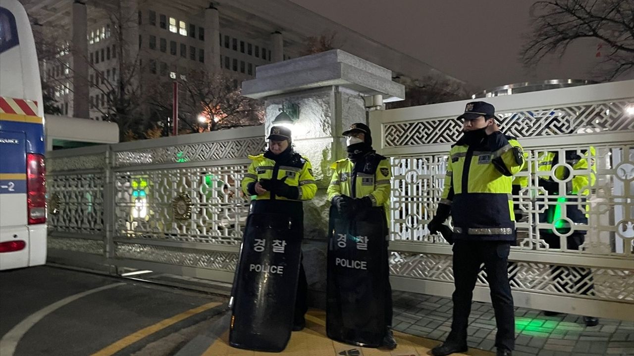 Güney Kore'de Sıkıyönetim İlan Edildi