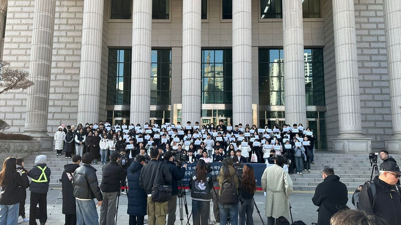 Güney Kore Üniversitesi Öğrencileri Yoon'un İstifası İçin Eylemde