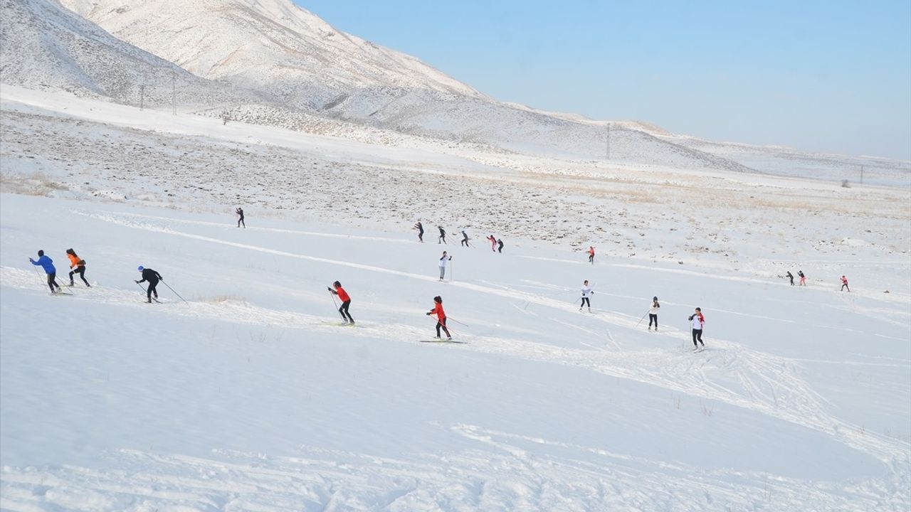 Hakkari'de Kayak Sporcuları Milli Takım Hedefiyle Çalışıyor