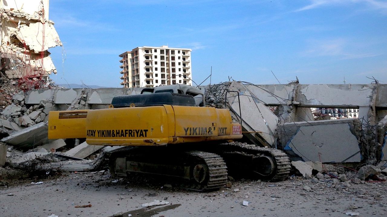 Hatay'da Yıkım Sırasında İş Makinesi Üzerine Bina Devrildi