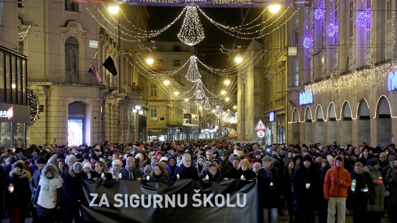 Hırvatistan'da Öğretmenler 'Güvenli Okul' İçin Sokağa Çıktı