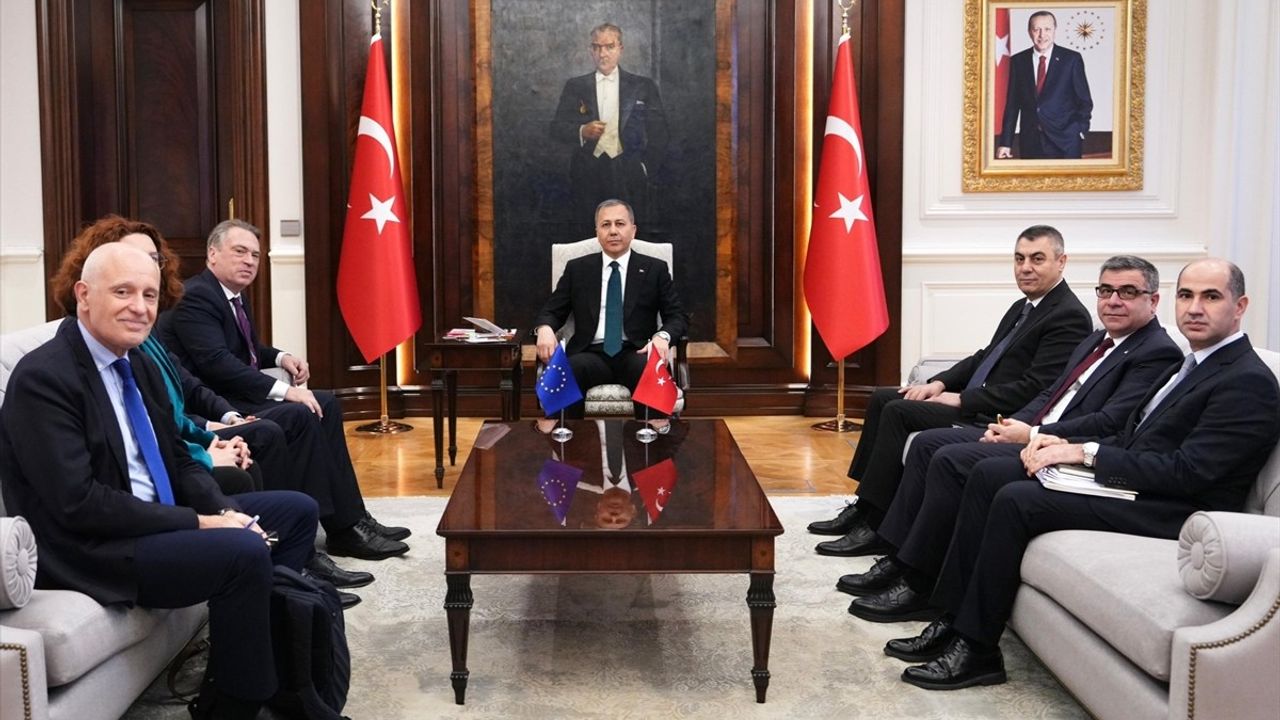 İçişleri Bakanı Yerlikaya, AB Türkiye Delegasyonu Başkanı Ossowski ile Görüştü