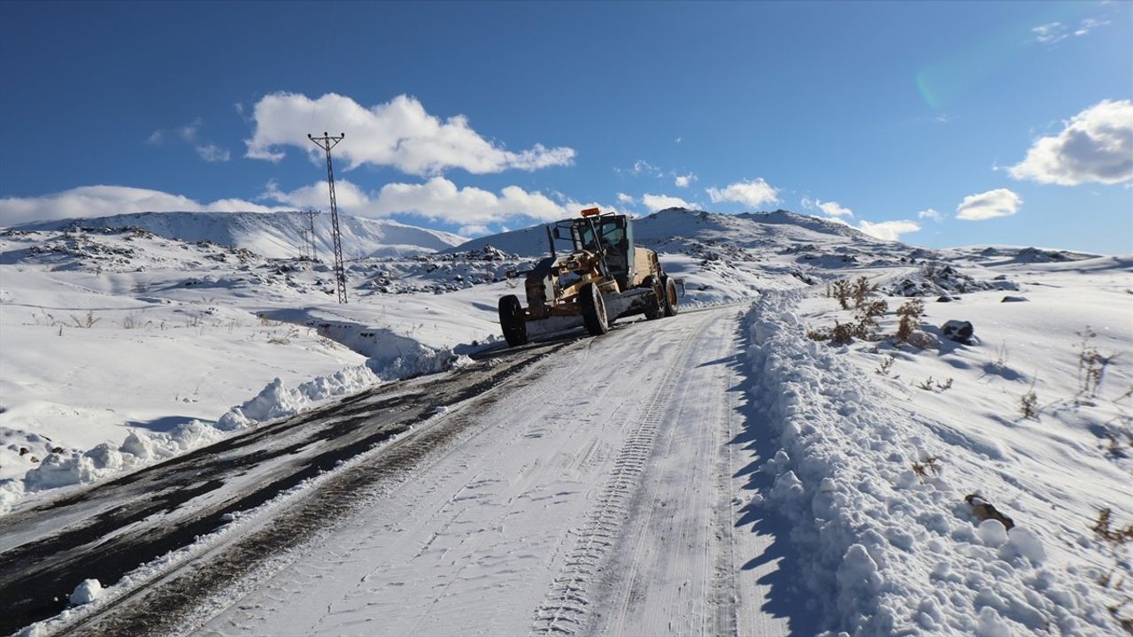 Iğdır'da 12 Köy Yolu Kardan Temizlendi