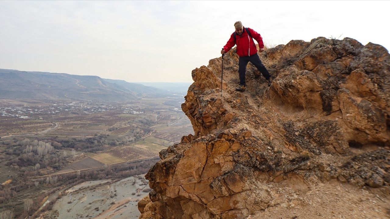Iğdırlı Dağcılar, Dünya Dağ Günü'nü Kızıldağ'da Kutladı