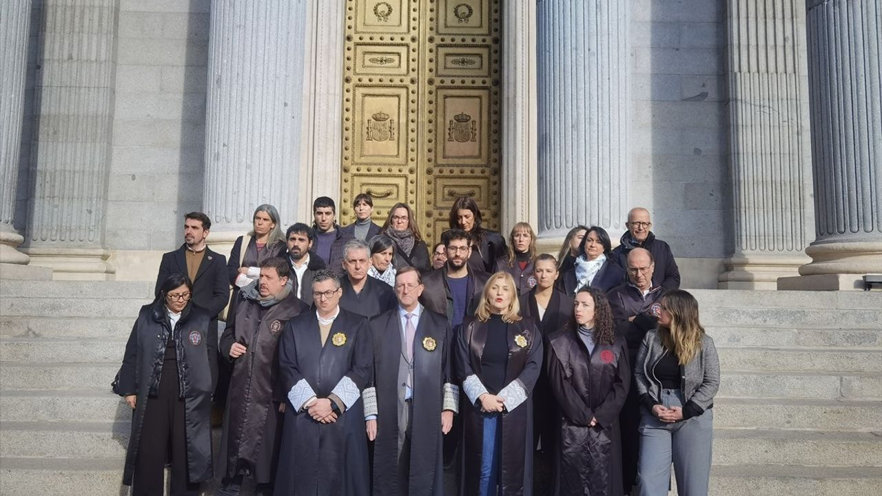 İspanyol Hukukçular İsrail'e Silah Ambargosu İçin Mecliste