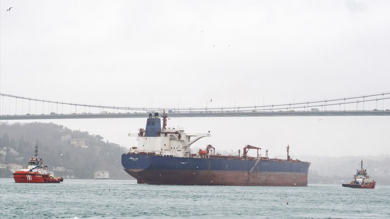 İstanbul Boğazı'nda Gemi Trafiği Askeri Önlemlerle Kapatıldı