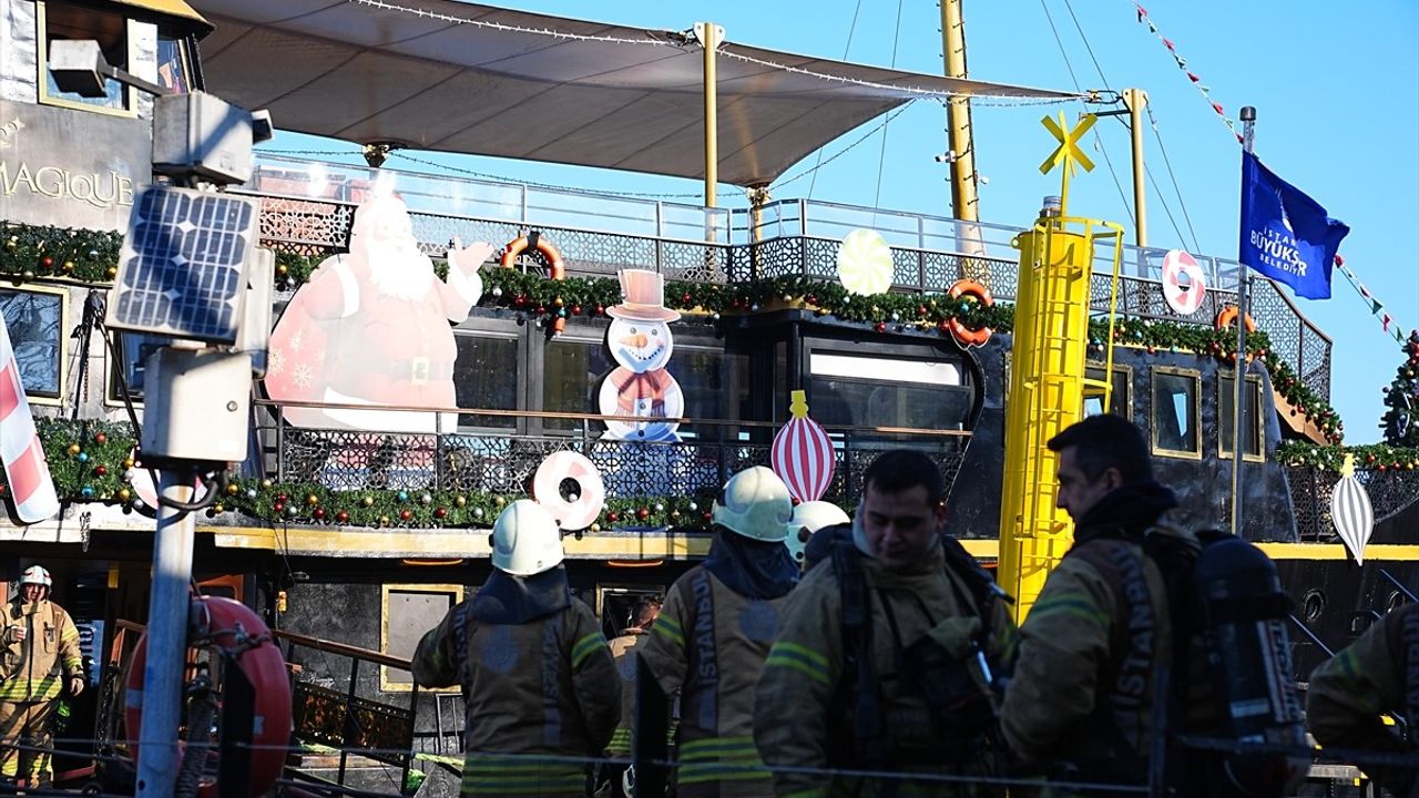 İstanbul Boğazı'nda Tur Teknesinde Yangın Çıktı