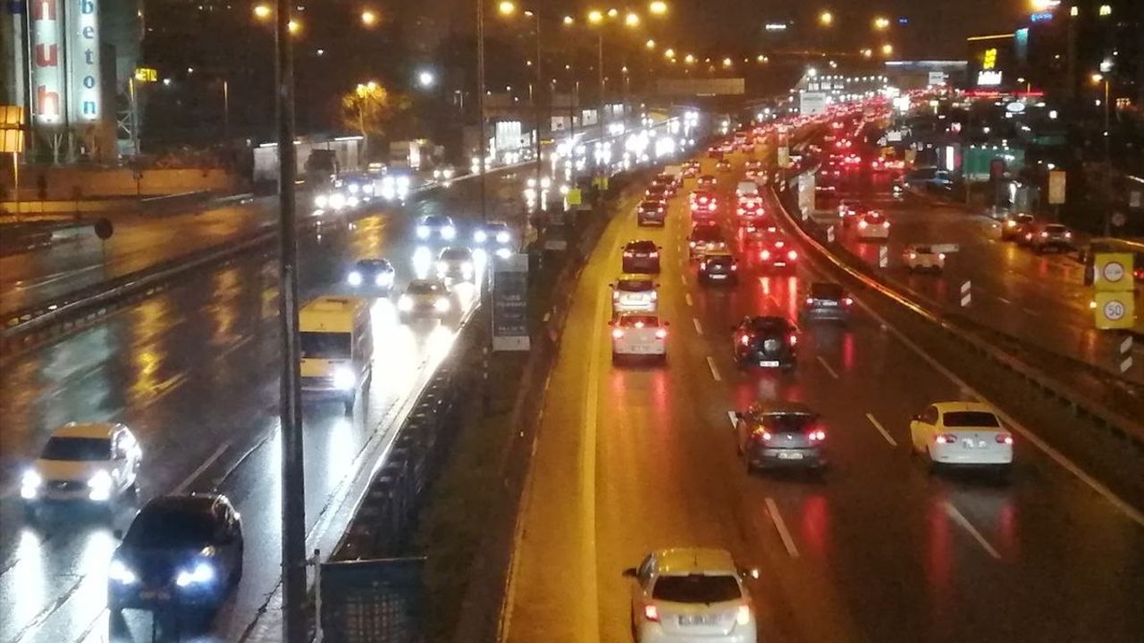 İstanbul'da Aralıklı Yağışlar Trafiği Olumsuz Etkiliyor