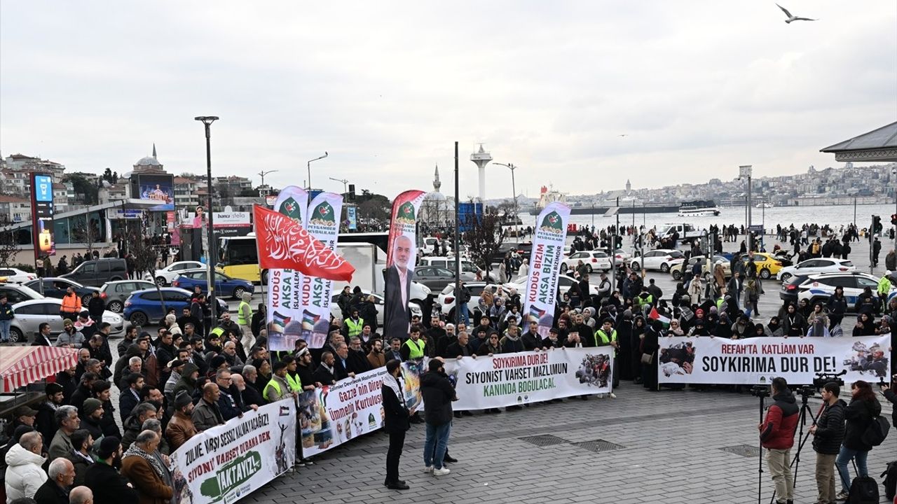 İstanbul'da Gazze Saldırılarına Karşı Protesto Düzenlendi