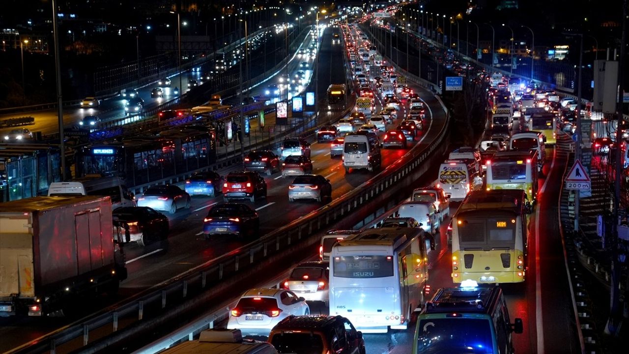 İstanbul'da İş Gününde Trafik Çileleri