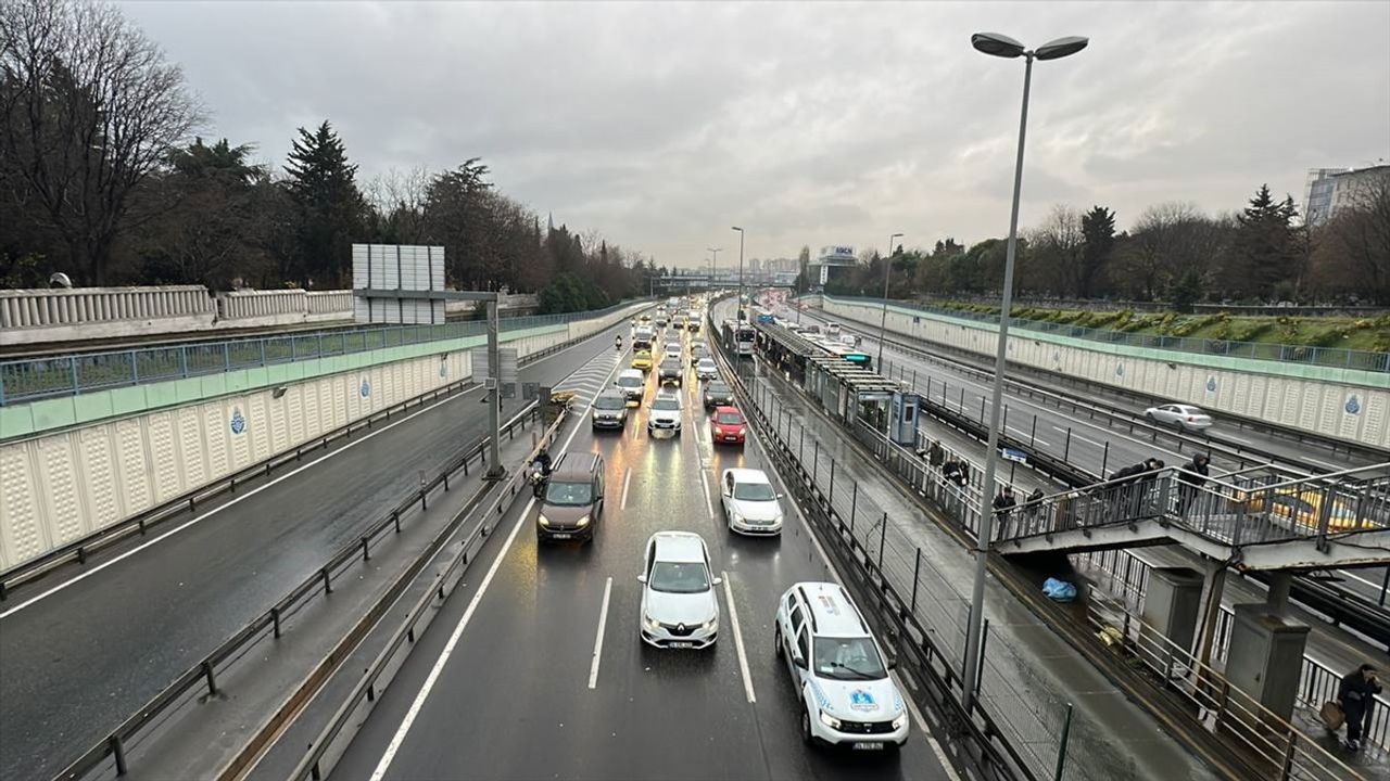 İstanbul'da Yağış Trafik Yoğunluğunu Artırdı