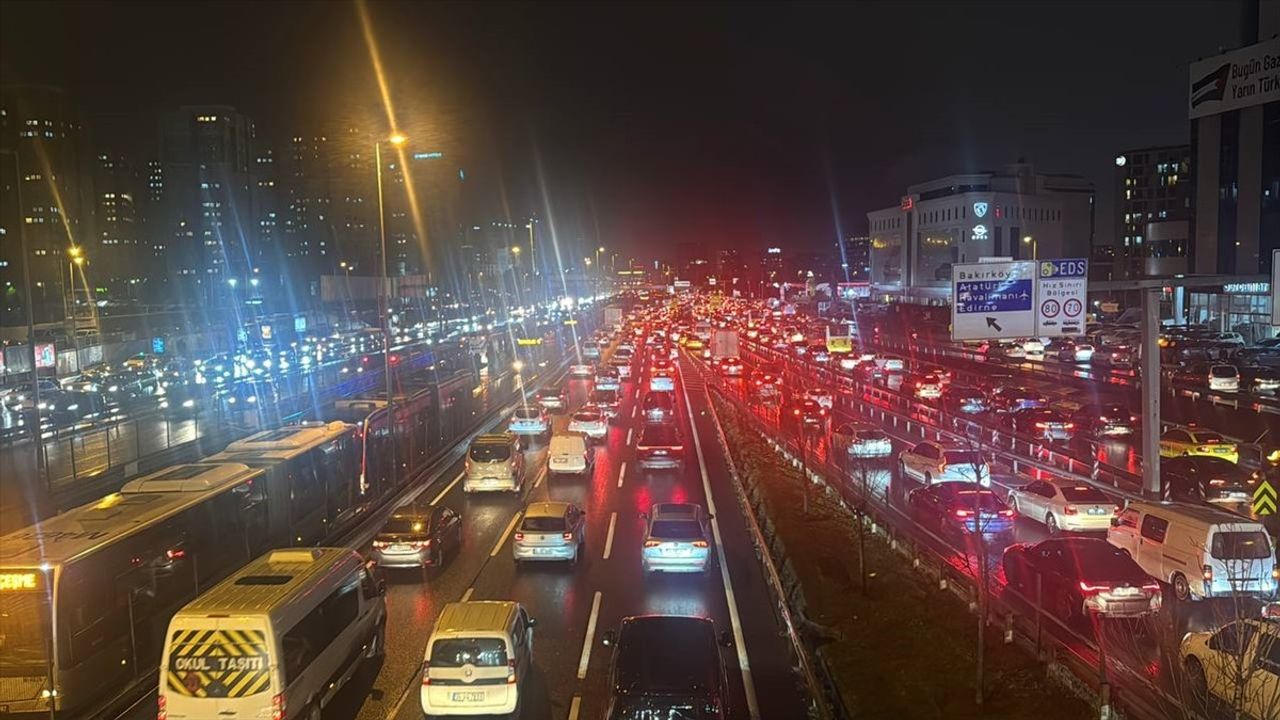 İstanbul'da Yağmur Sonrası Trafik Aksadı