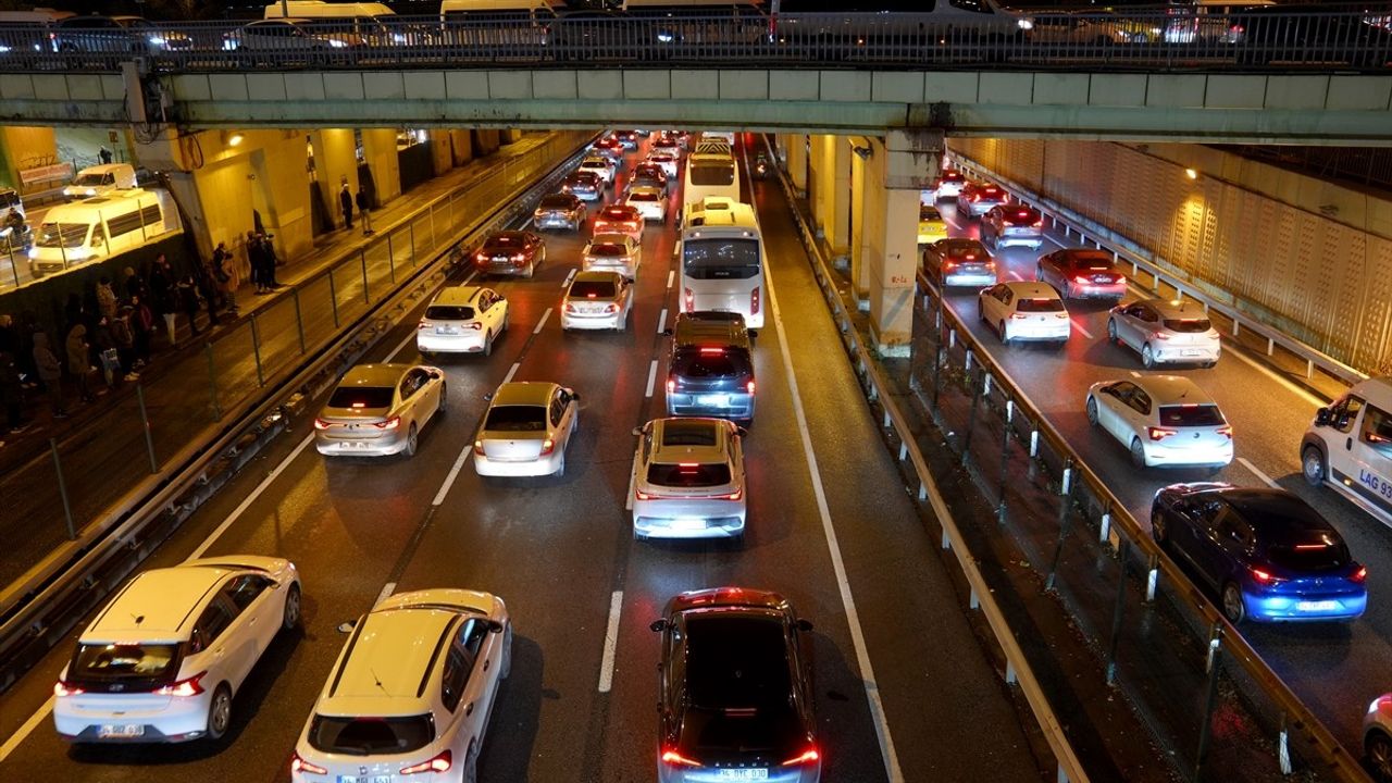 İstanbul'da Yoğun Trafik Günü