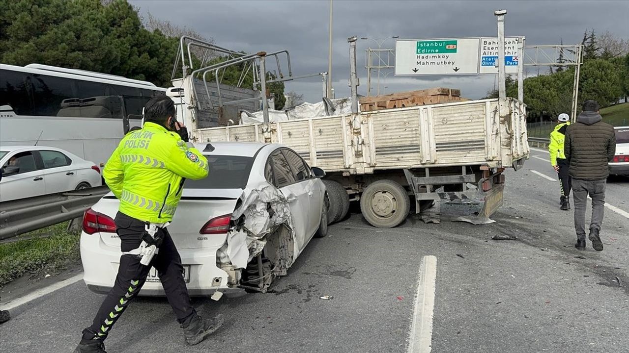 İstanbul'da Zincirleme Trafik Kazası: 8 Yaralı