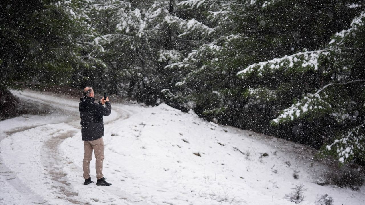 İzmir'de Kar Hazinesi: Yüksek Kesimlerde Bembeyaz Manzaralar