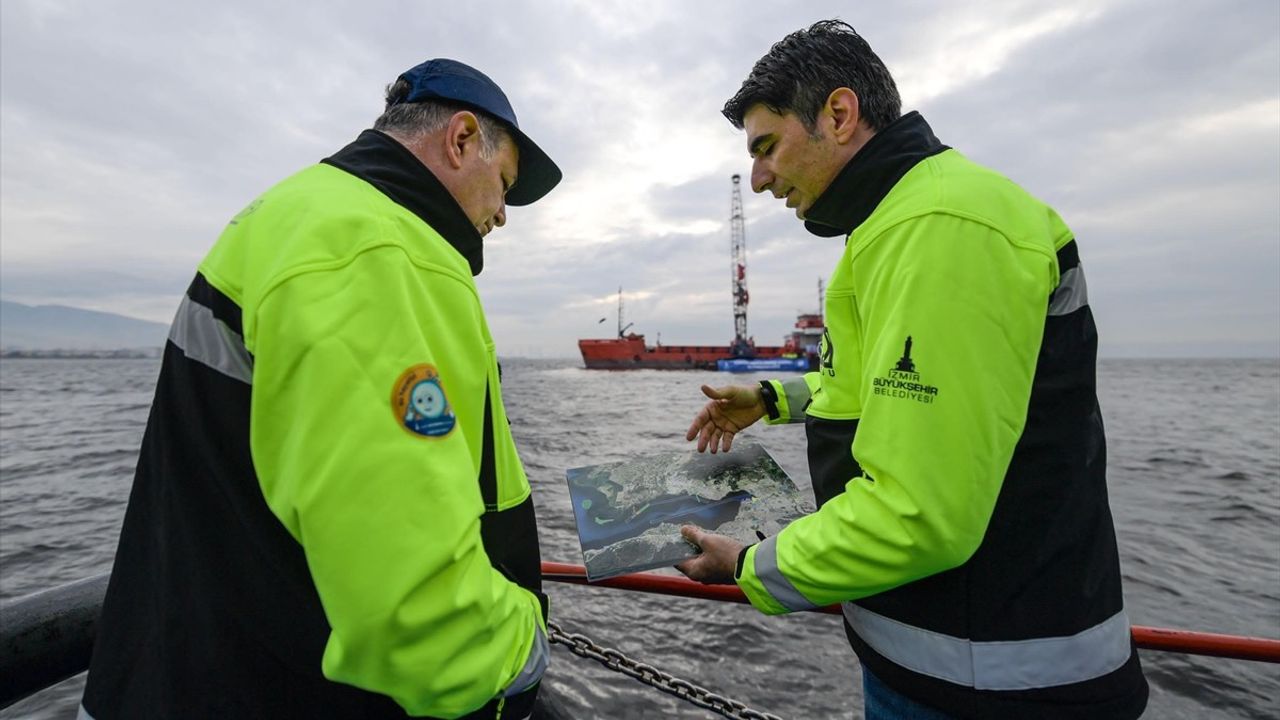 İzmir Körfezi'nde Dip Tarama ve Çamur Çıkarma Çalışmaları Başladı