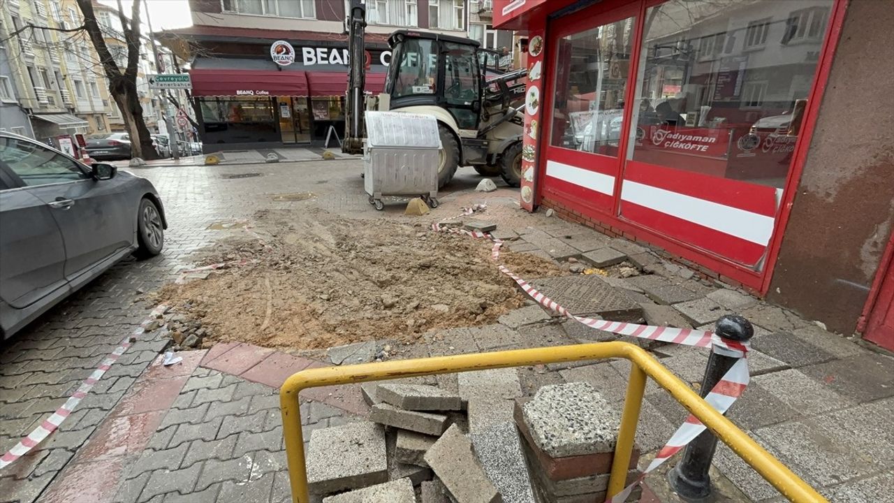 Kadıköy'de Su Şebekesi Patladı, Çalışmalar Tamamlandı