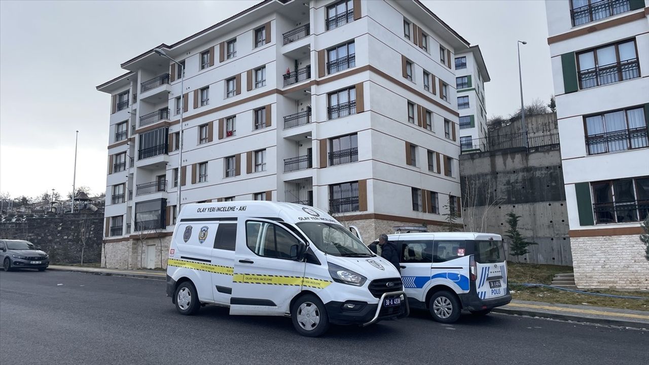 Kadın, Kayseri'de 3. Kattan Düşerek Yaralandı