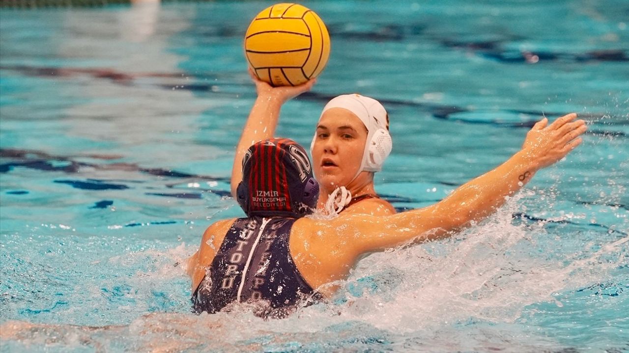 Kadınlar Sutopu Challenger Kupası'nda İzmir Büyükşehir Belediyespor'un Zaferi
