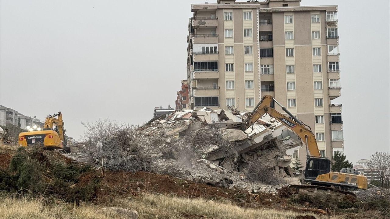 Kahramanmaraş'taki Ağır Hasarlı Binaların Yıkım Süreci Devam Ediyor