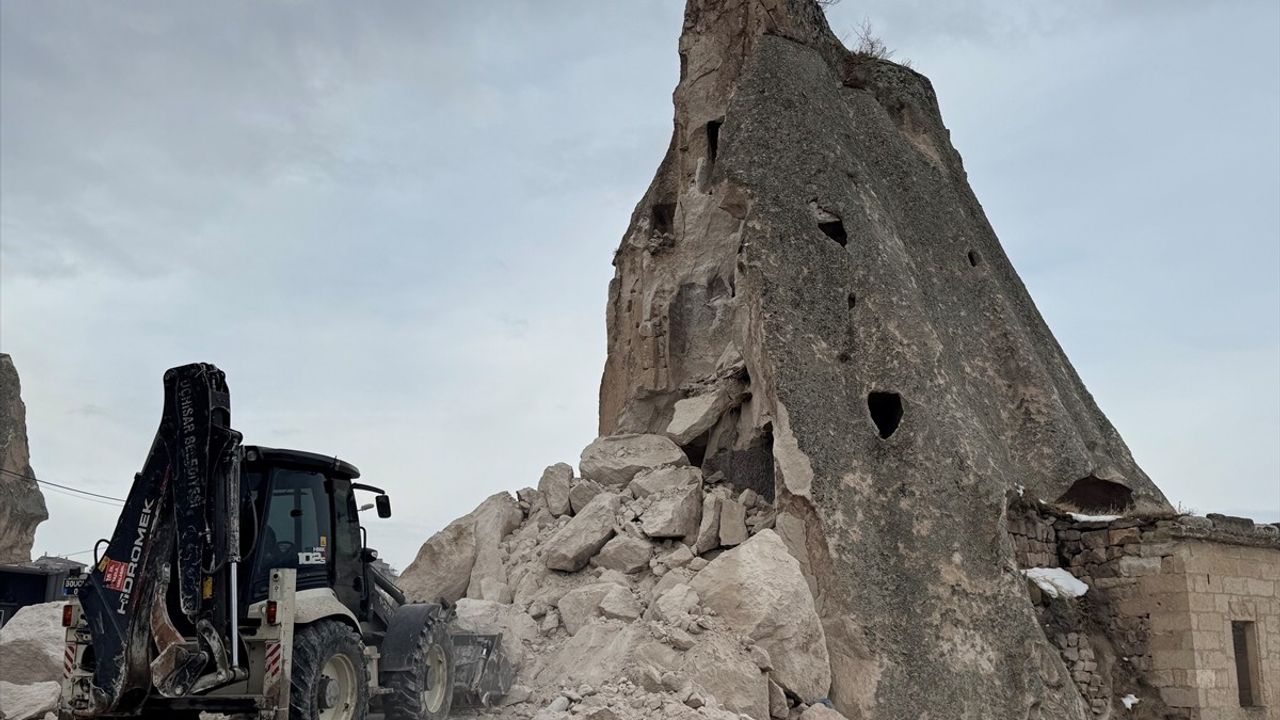 Kapadokya'da Peribacasındaki Çökme Anı Kaydedildi