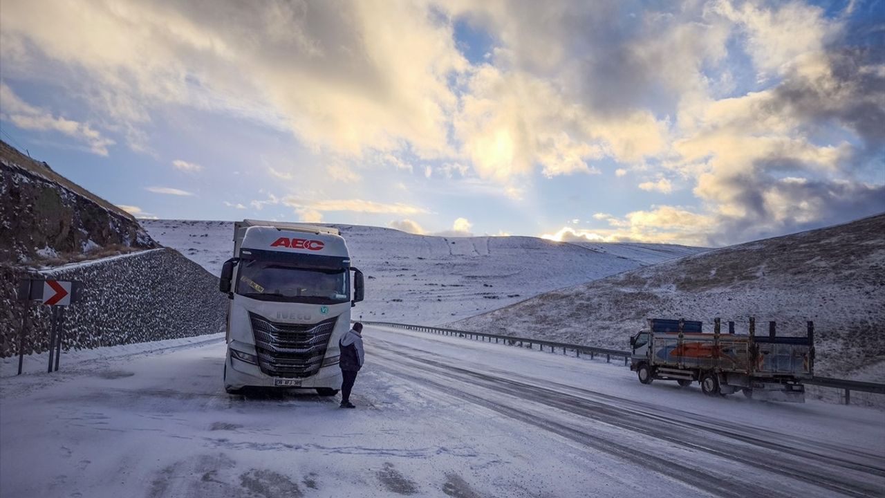 Kars'ta Kar Yağışı Ulaşıma Engeller Getirdi