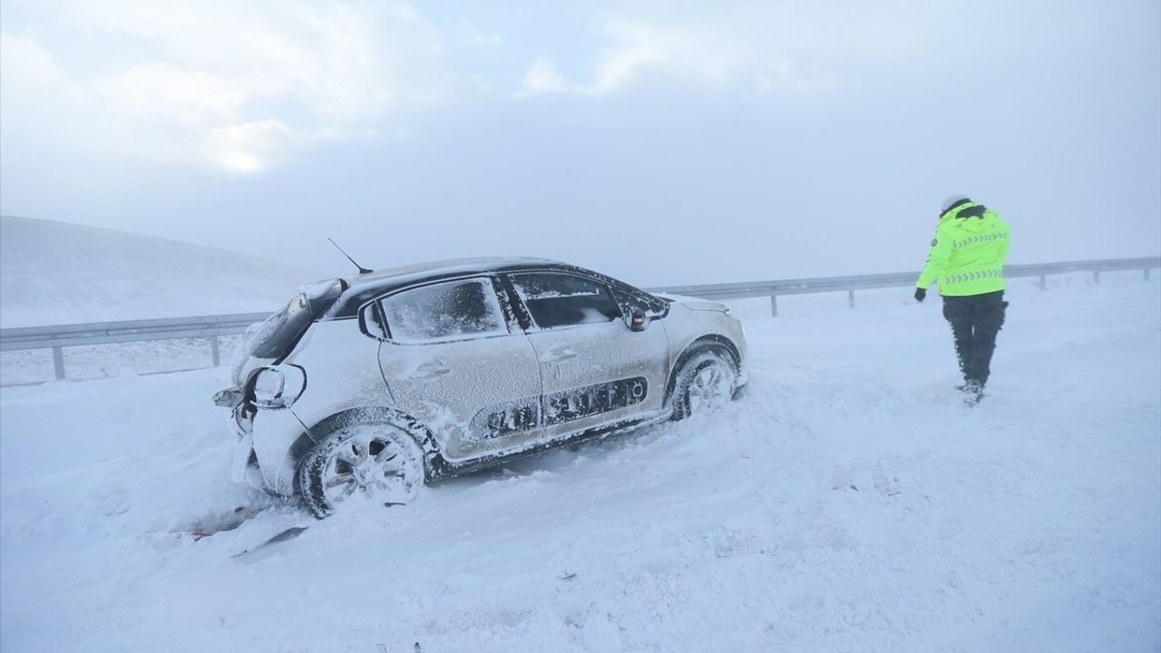 Kars'ta Zincirleme Trafik Kazası: 1 Yaralı
