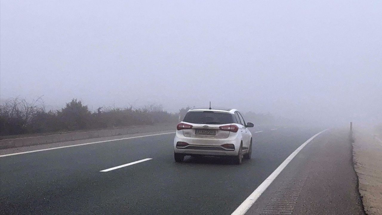 Kastamonu'da Sis Sebebiyle Ulaşımda Zorluklar Yaşanıyor