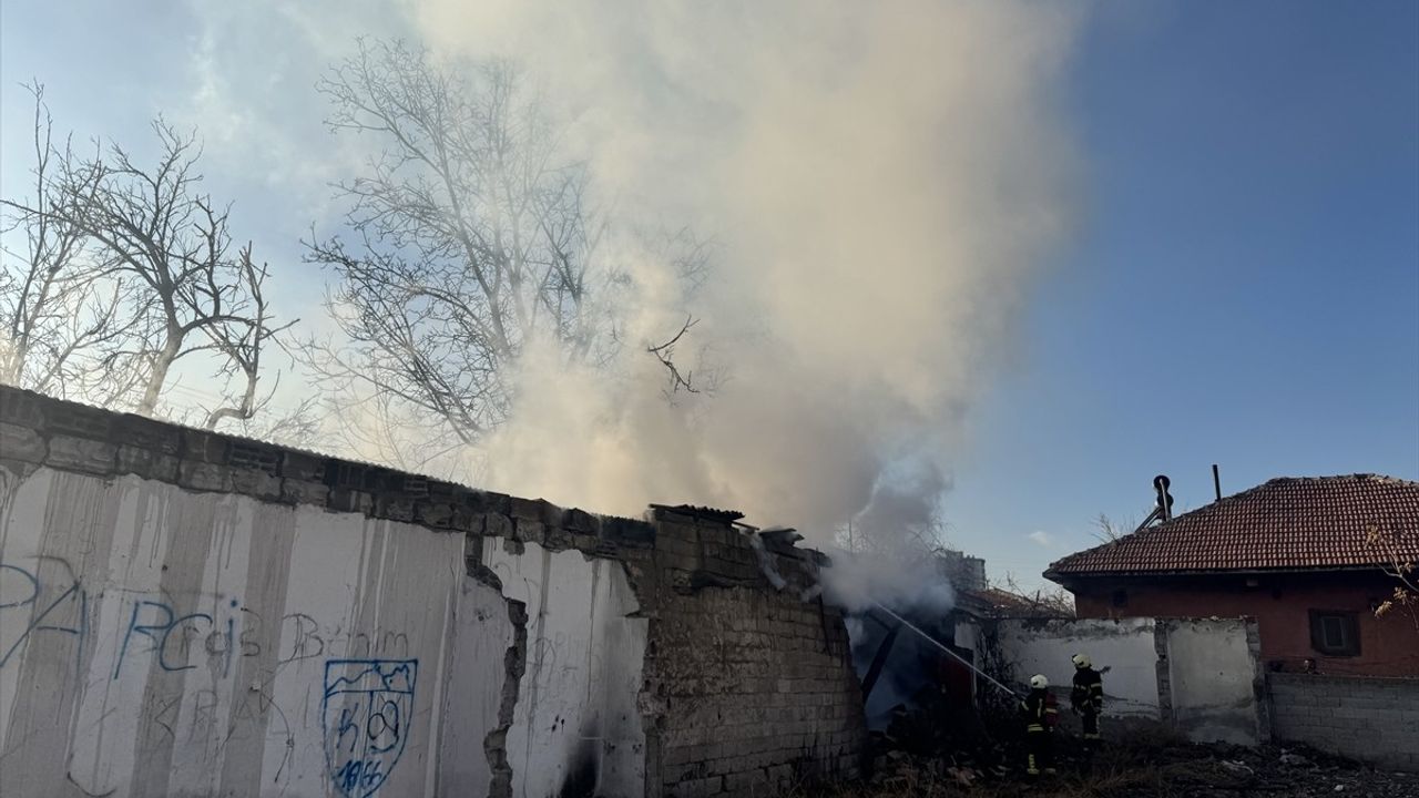 Kayseri'de Müstakil Ev Yangında Kullanılamaz Hale Geldi