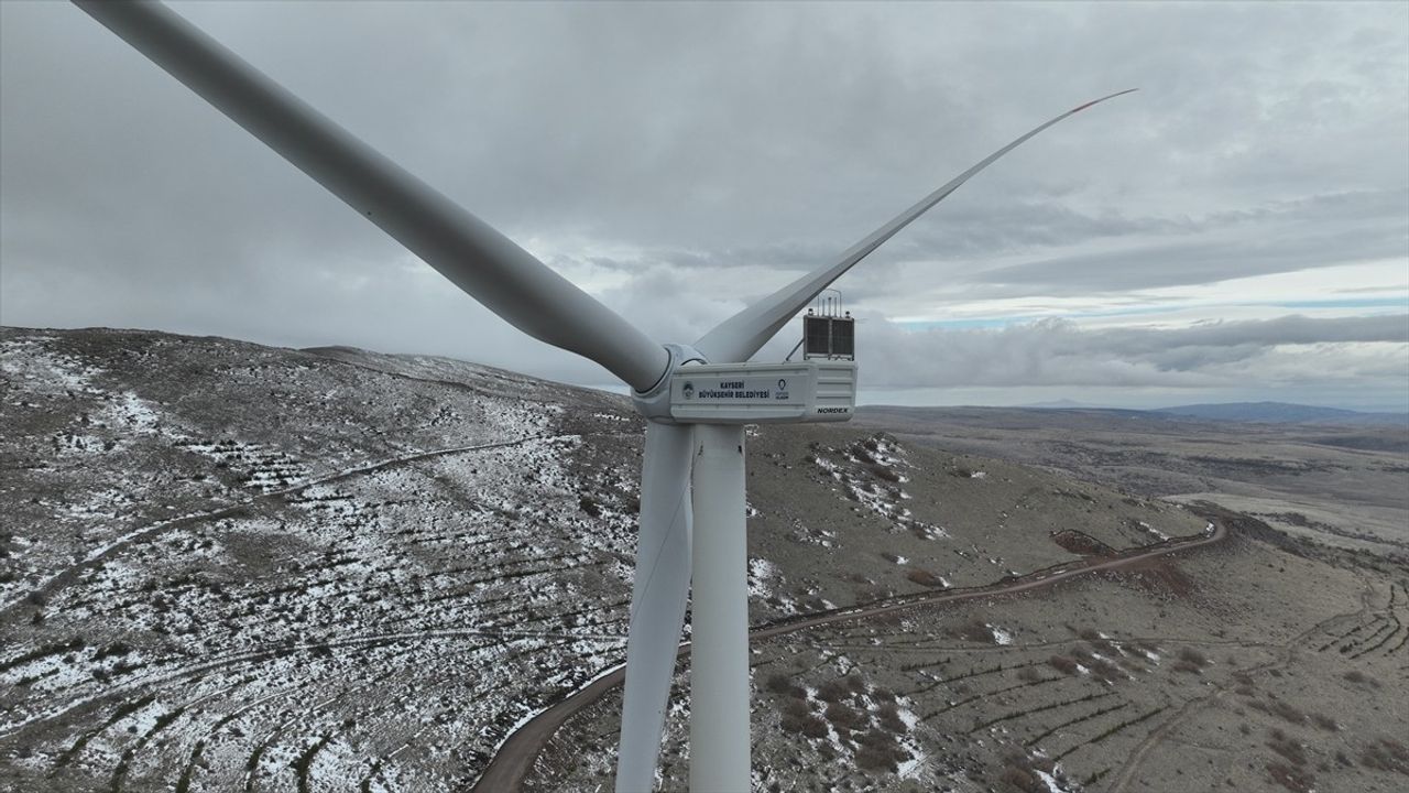 Kayseri'de Rüzgar Enerjisi Santrali Projesinde İlk Türbin Montajı Tamamlandı