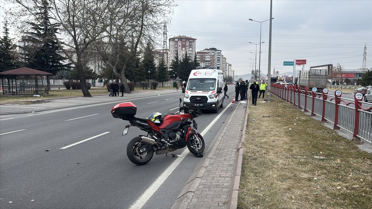 Kayseri'de Trafik Kazası: Motosiklet Sürücüsü ve Yaya Ağır Yaralandı