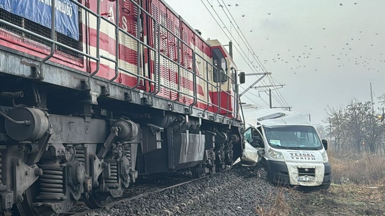 Kırklareli'de Tren Servis Minibüsüne Çarptı: 2 Yaralı