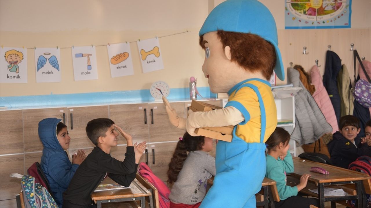 Kırsaldaki Öğrencilere Pizzalı Destek