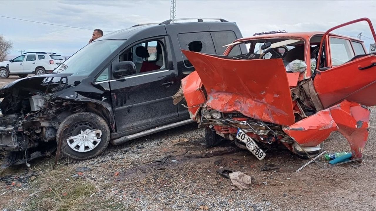 Kırşehir'de Trafik Kazası: 3 Yaralı, 1'i Ağır