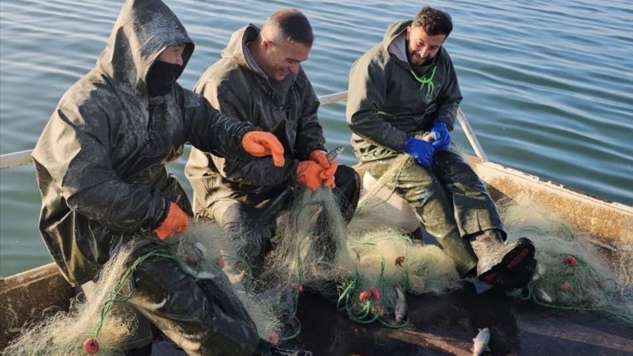 Kışın Zorlu Koşullarında Erçek Gölü'nde Balıkçılık