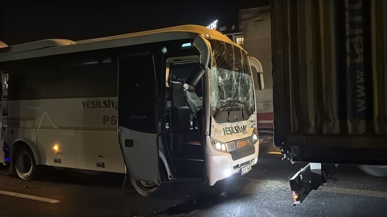 Kocaeli'de Anadolu Otoyolu'nda Zincirleme Kazada İki Yaralı