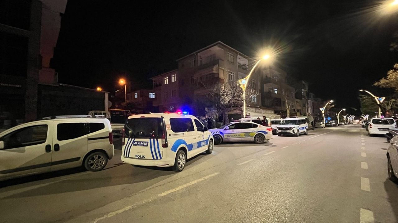 Kocaeli'de Drift Yapan Alkollü Sürücü Polis Aracına Çarptı