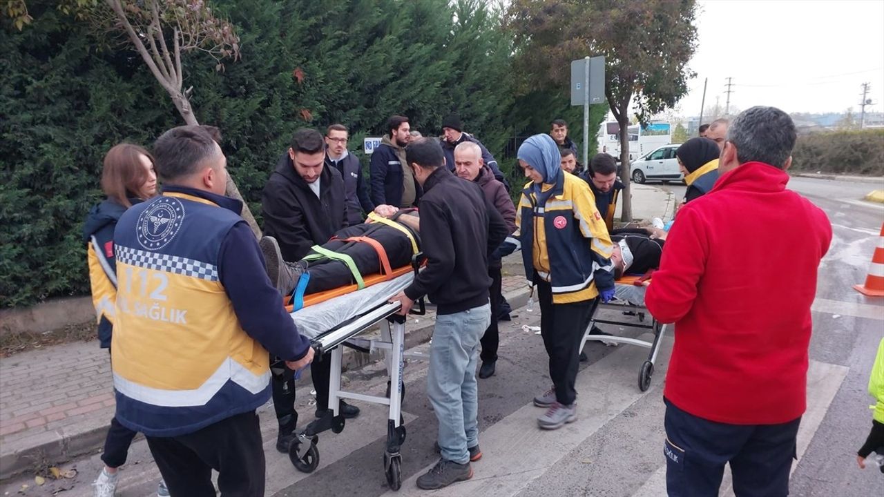 Kocaeli'de Otomobil ve Tır Çarpıştı: 3 Yaralı